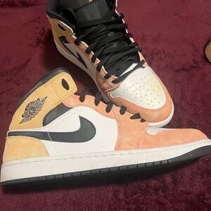 Jordan Men's Black and Peach Sneakers